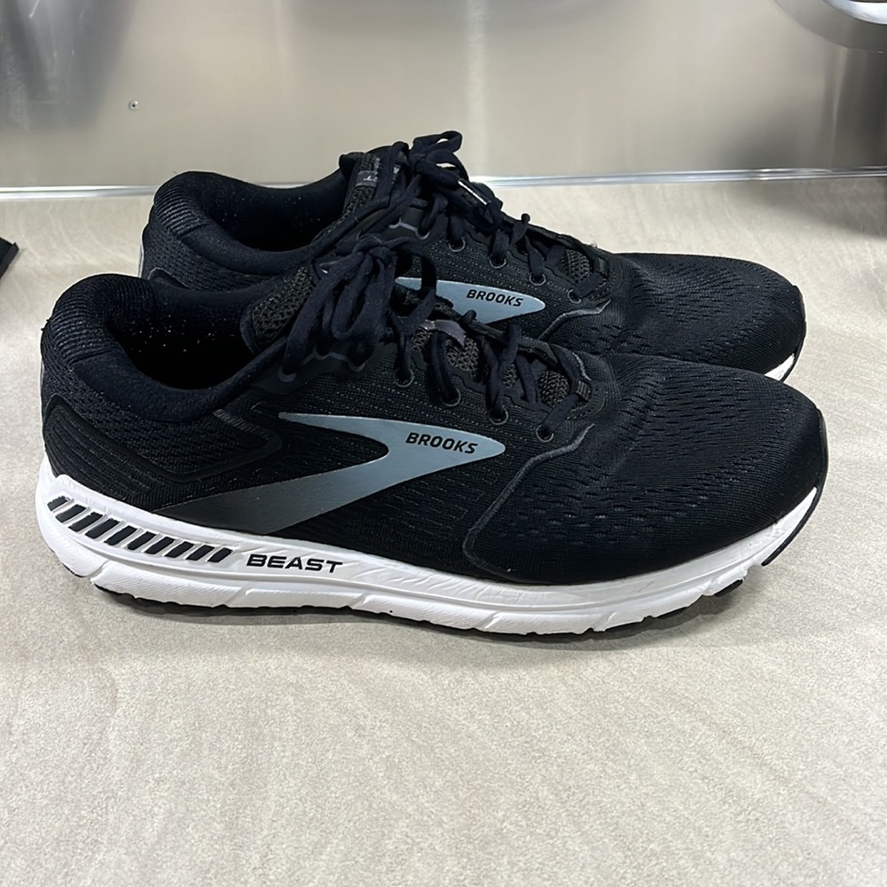 Brooks Beast 20 Mens Running Shoe, Black with Gray Logo, Size 12.5 EE